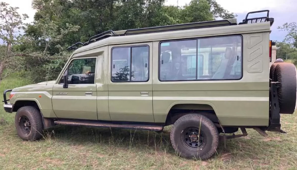 safari-landcruiser.webp